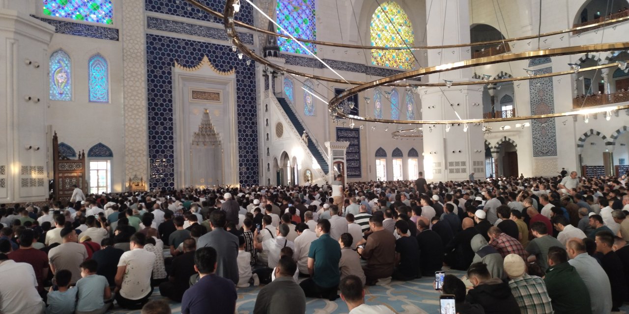 Çamlıca Camii'nde bayram namazı kılındı