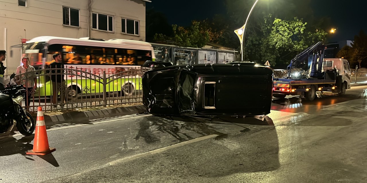 Otomobille çarpışan cip kaldırımda yürüyen gençlerin arasına daldı: 2 ölü