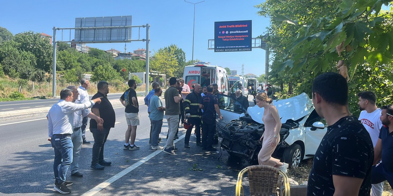 Otomobil yolun karşısına geçmek isteyen araca çarptı: 5 yaralı