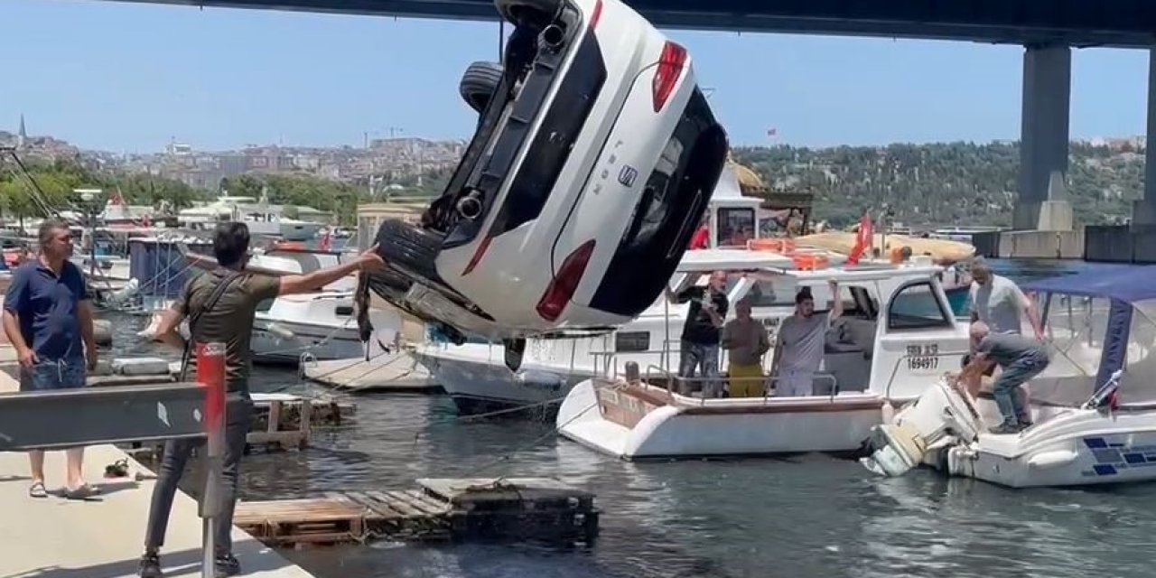 Haliç sahilinde otomobil denize düştü, vinç yardımıyla kurtarıldı