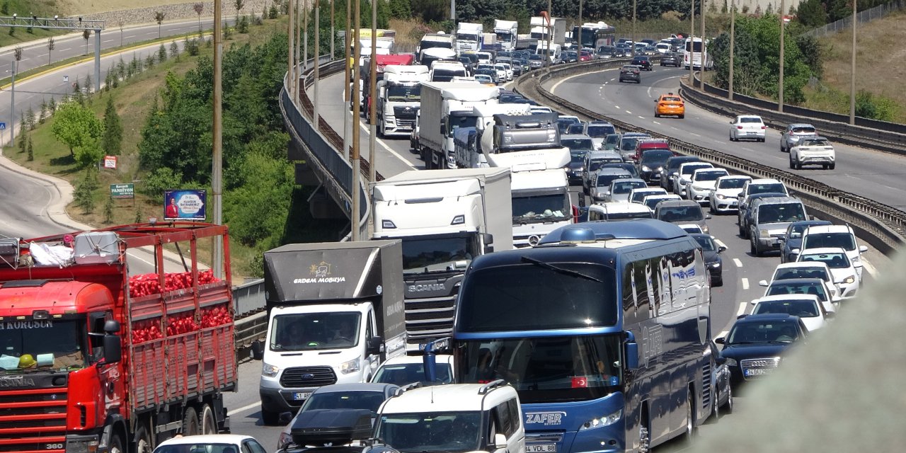 TEM Otoyolu'nda kilometrelerce araç kuyruğu oluştu