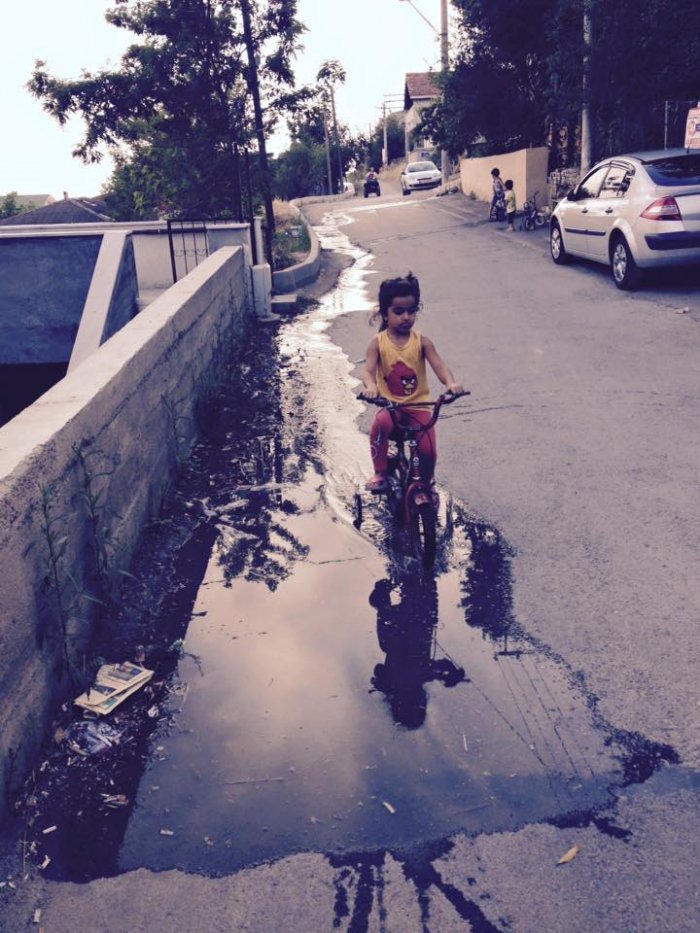 Evleri yağmur suyu basıyor