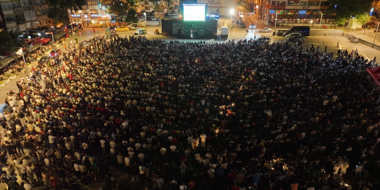 Binlerce kişi tek yürek olup maçı dev ekranda izledi