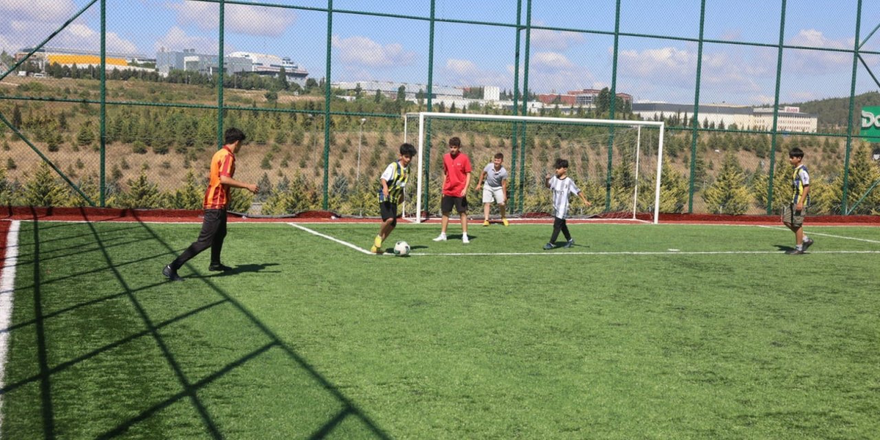 Çayırova'da çocuklar yaz tatillerini halı sahalarda geçiriyor