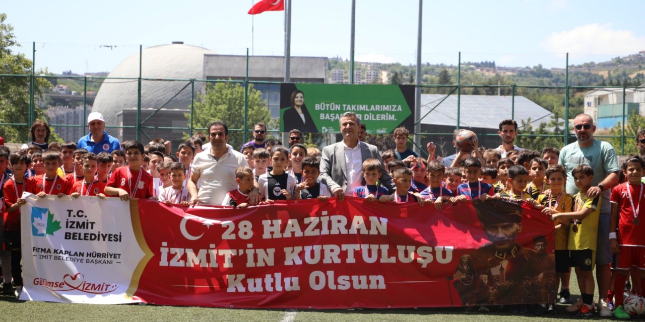 Gençler kurtuluş coşkusunu doyasıya yaşıyor