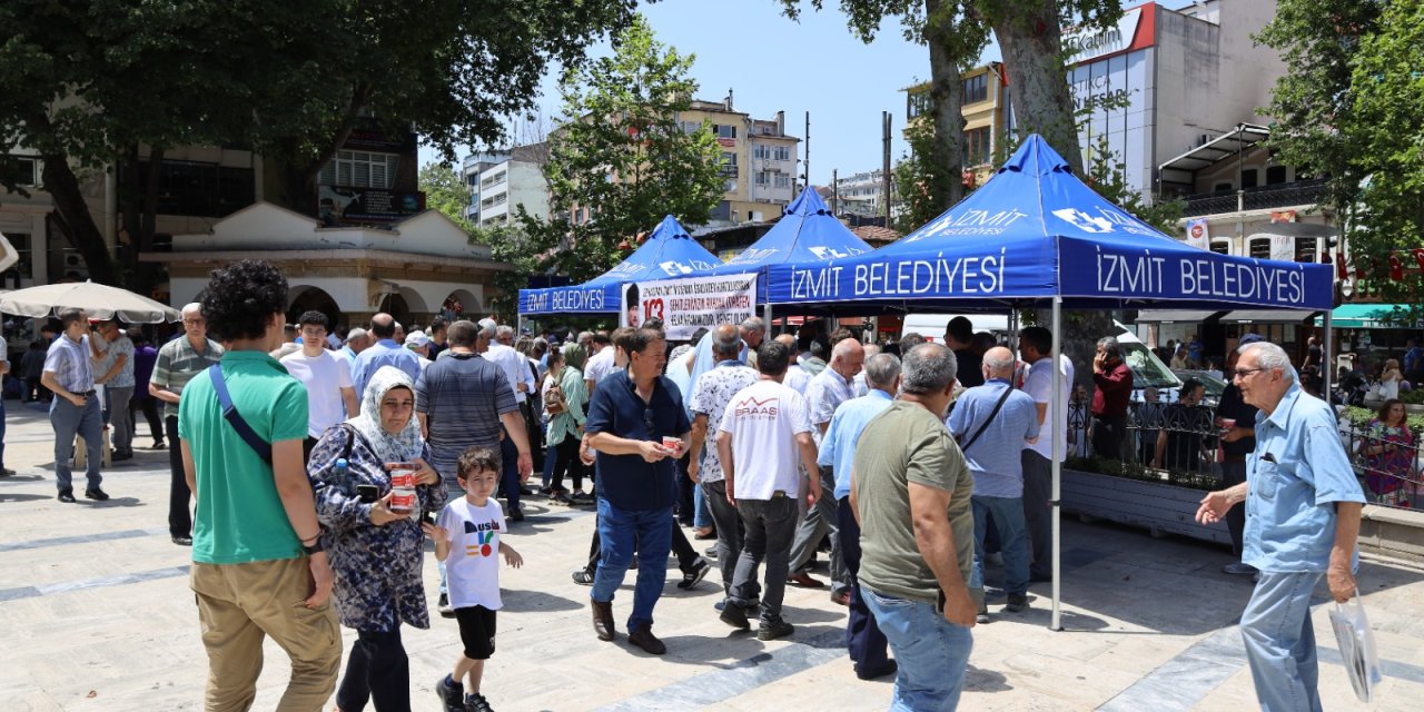 İzmit Belediyesi  vatandaşlara helva dağıttı