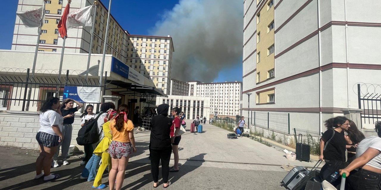 Bursa'daki yangın devam ediyor: Uludağ Üniversitesi'ndeki yurtlar boşaltılıyor