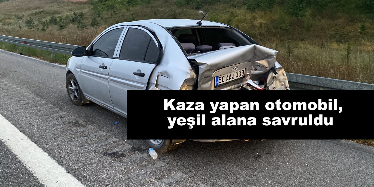 Kaza yapan otomobil, yeşil alana savruldu