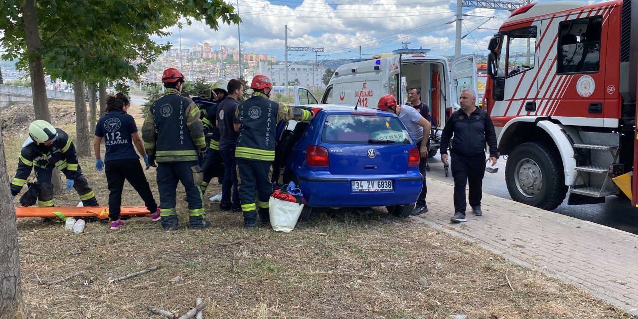 Otomobilin kapısında sıkıştı, kesilerek kurtarıldı