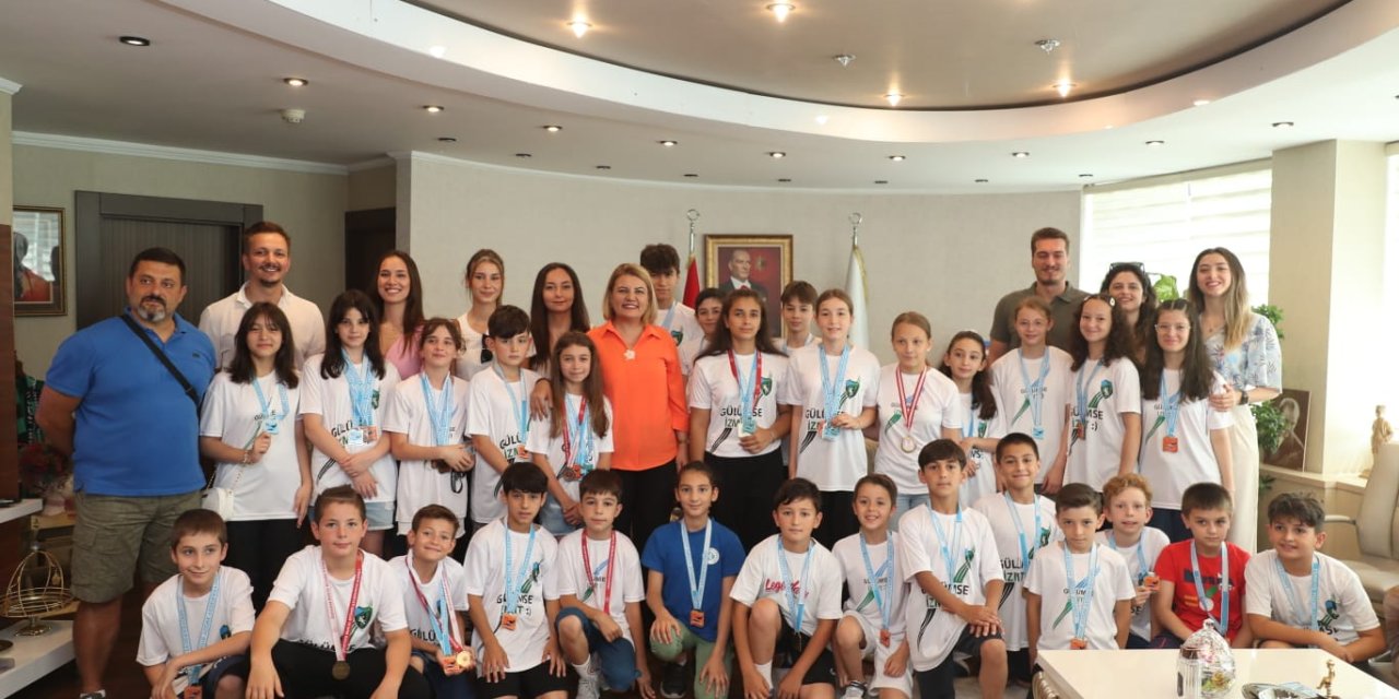 Hürriyet, başarılı yüzücüleri ağırladı