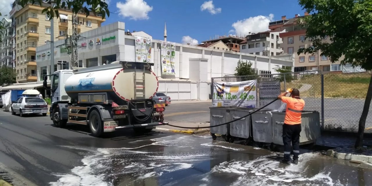 Çöp konteynerleri dezenfekte ediliyor