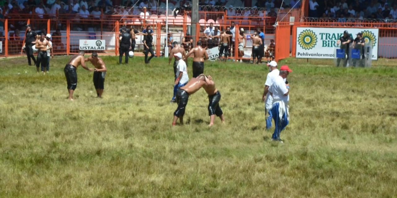 Hürriyet,  pehlivanları tebrik etti