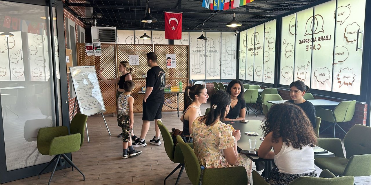 Bu kafede sadece İngilizce konuşuluyor