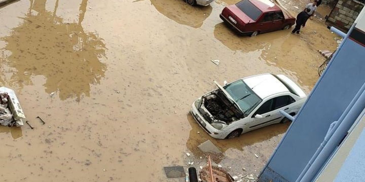 Çayırova'da yollar göle döndü, evleri su bastı