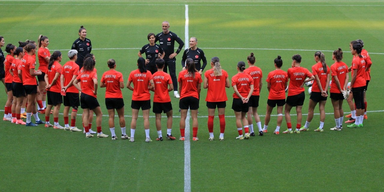A Milli Kadın Futbol Takımı, İsviçre maçına hazır