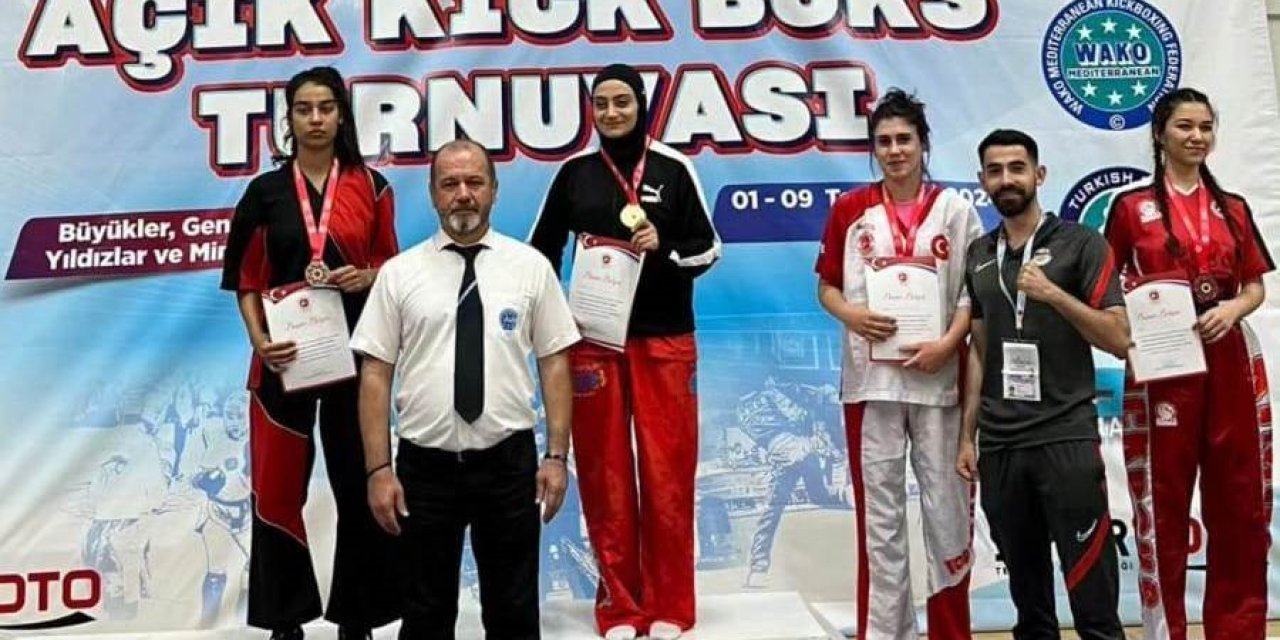Körfezli Kick Boksçular  kürsüye çıktı