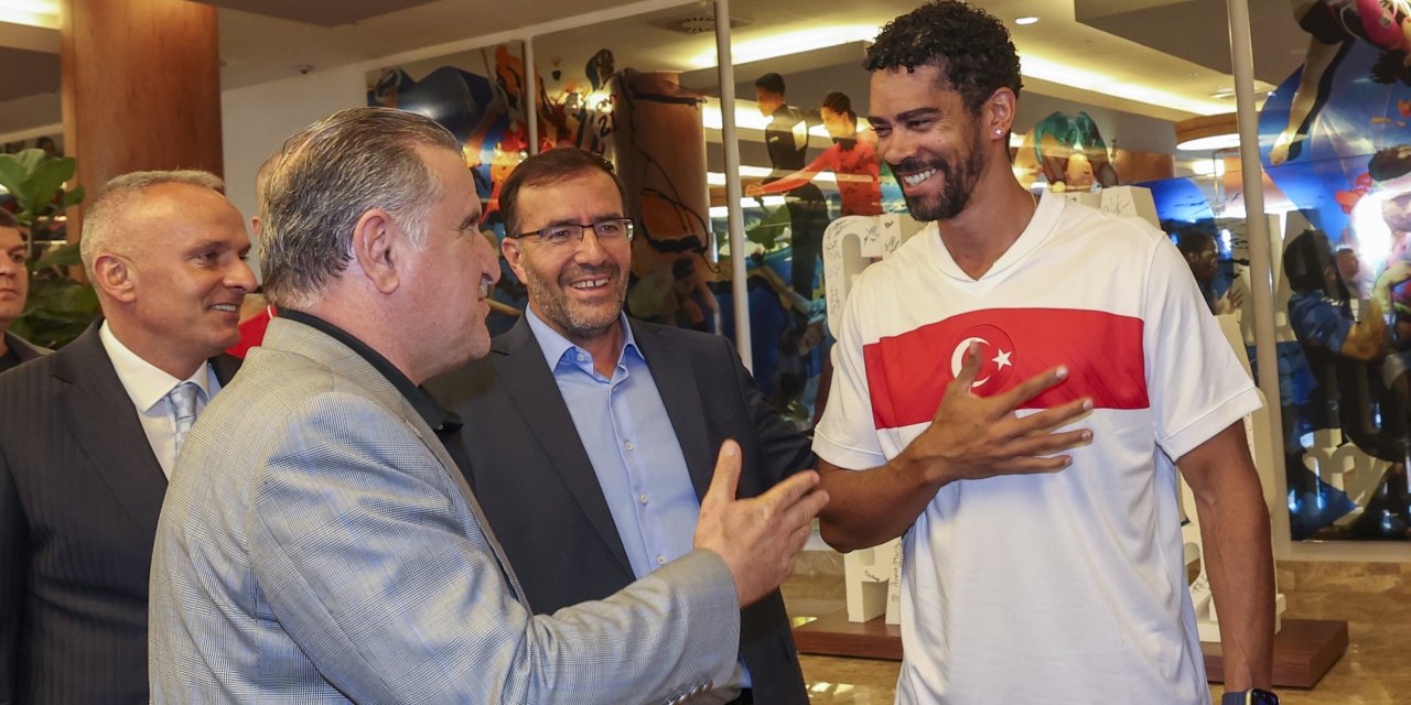 Bakan Bak'tan Paris Olimpiyatlarına hazırlanan sporculara destek ziyareti