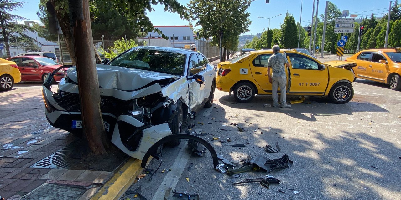 Ticari taksi ile otomobil çarpıştı: 2 yaralı