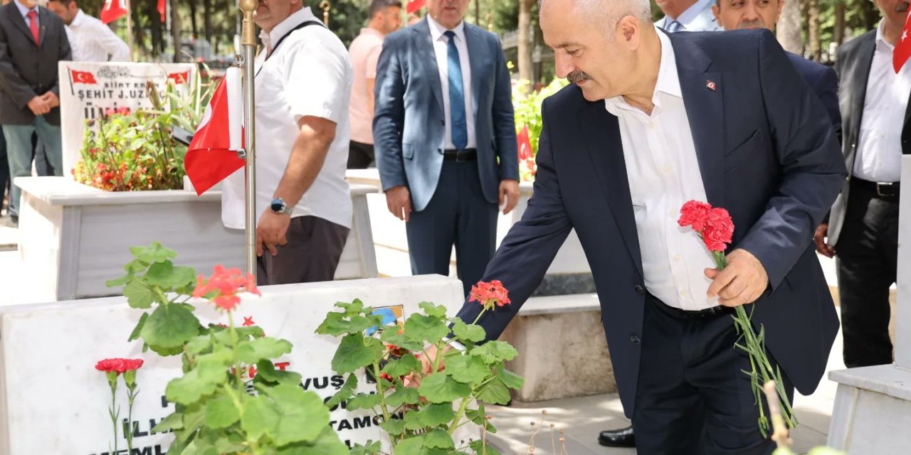 Protokol şehitliği ziyaret etti