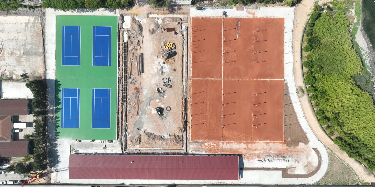 Tenis Merkezi'nde balon kortlar boyandı