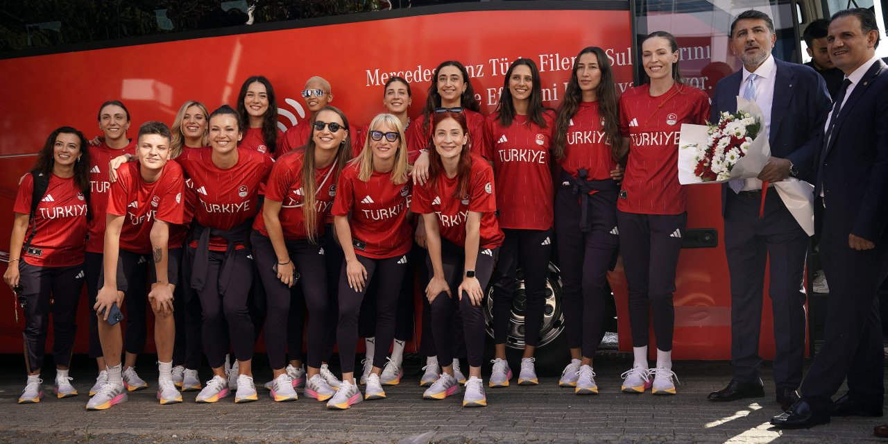 A Milli Kadın Voleybol Takımı'nın Paris yolculuğu başladı