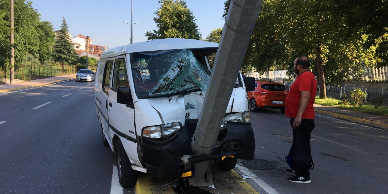 Kamyonet aydınlatma direğine saplandı: 1 yaralı