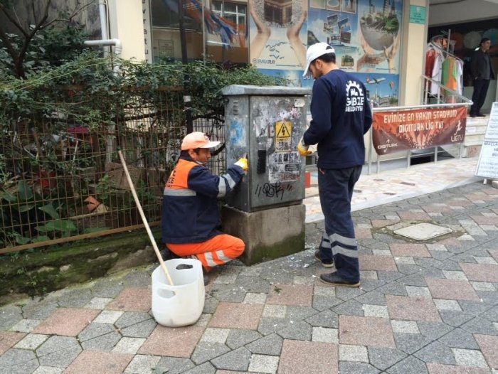 İzinsiz ilanlar sökülüyor