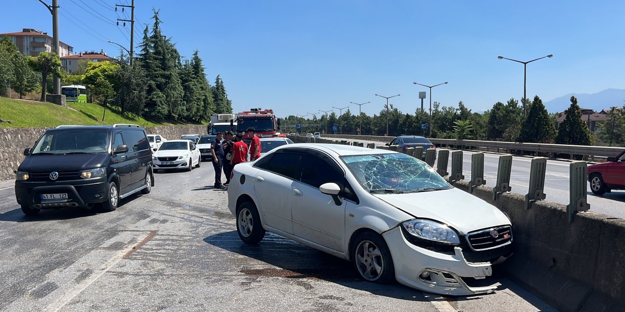 Otomobil refüje çarptı: 3 yaralı