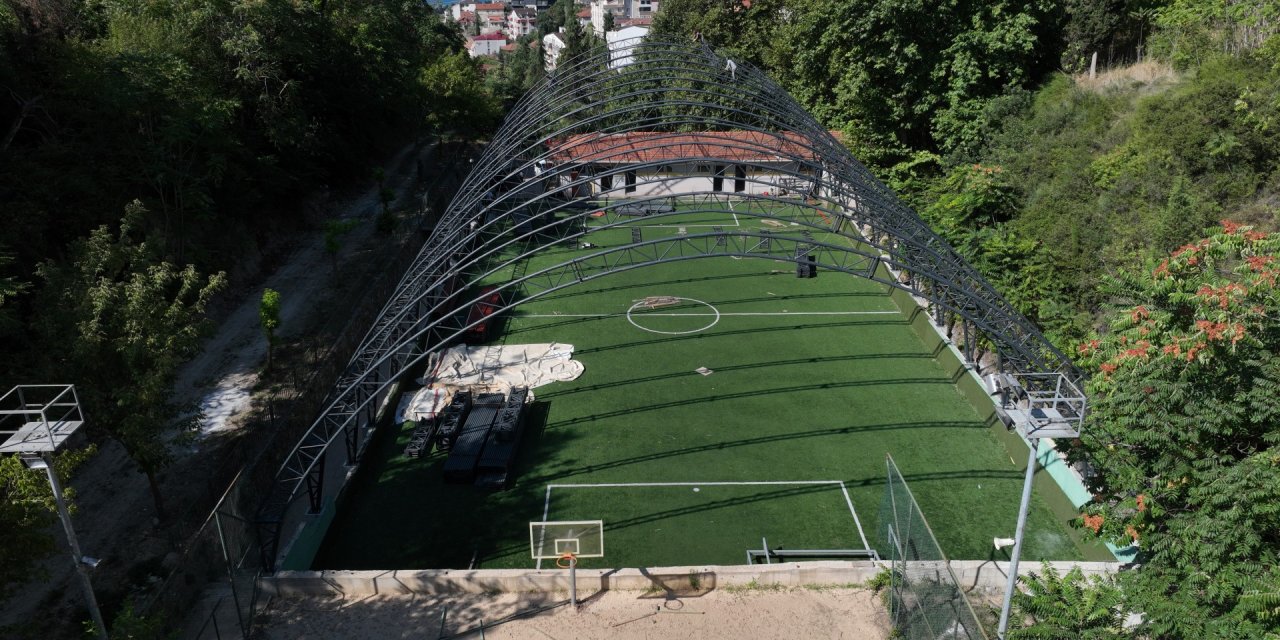 Turgut Mahallesi spor sahasının üstü kapatılıyor