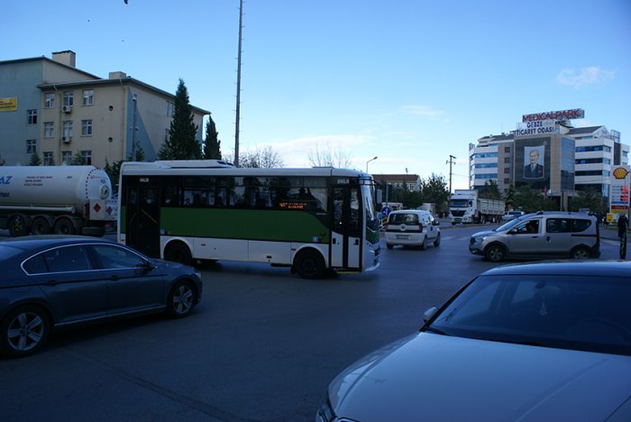 Trafik ışıkları sönünce kavşak tıkandı