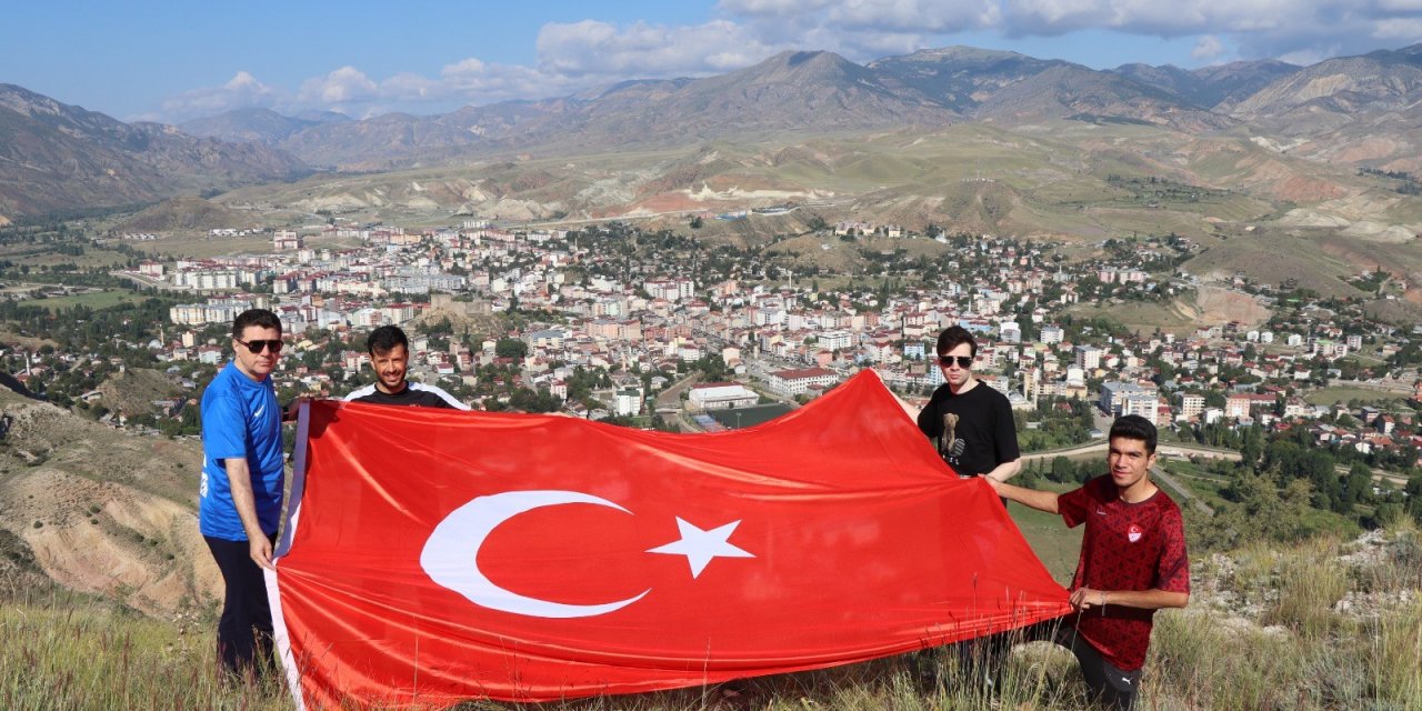 Lale Dağı'nın bayrağını yenilediler