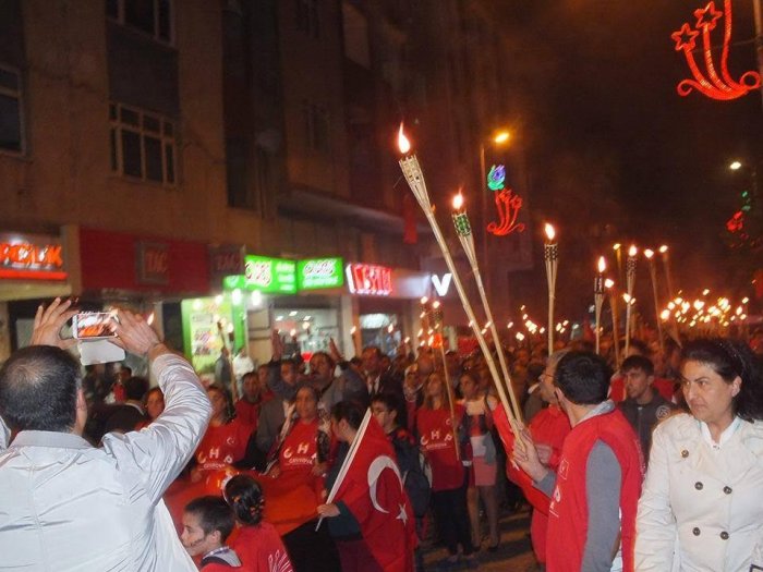 CHP Çayırova’dan fener alayı