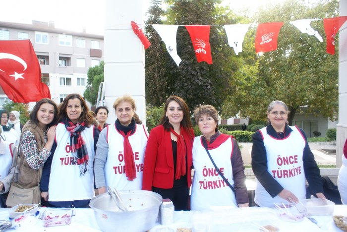 CHP’liler Darıca’da aşure dağıttı