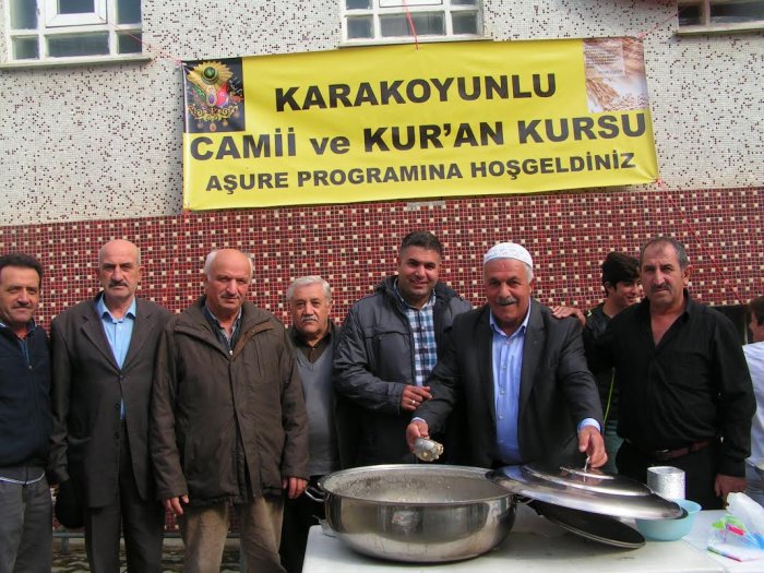 Karakoyunlular aşure dağıttı