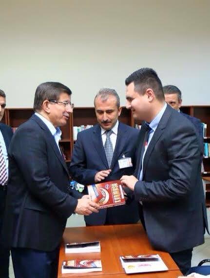 Eşitti, kitabını Başbakana hediye etti.