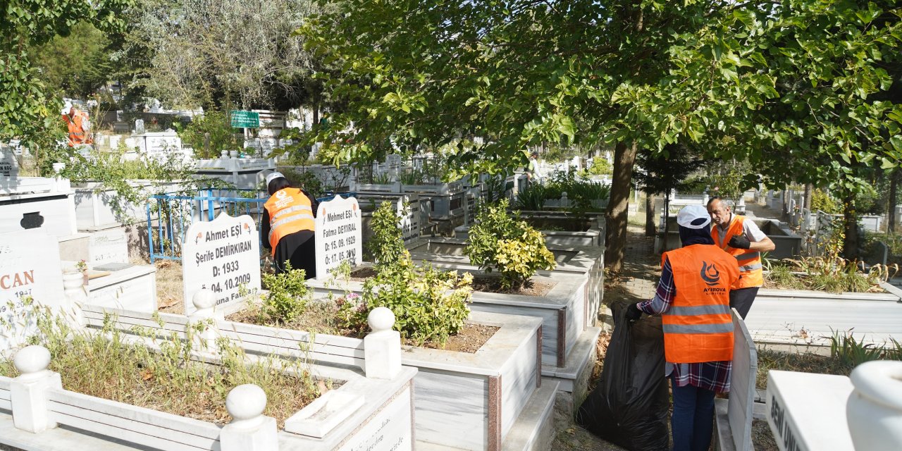 Mezarlıkta temizlik ve bakım çalışması