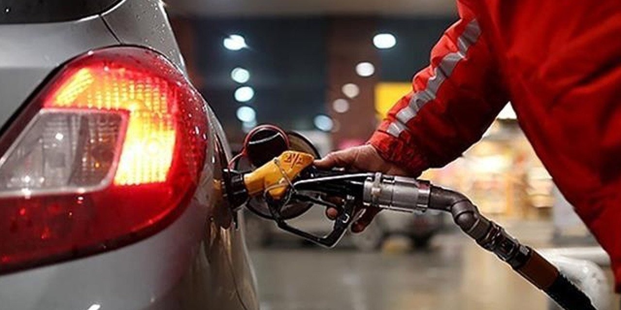 Benzine beklenen indirim geldi