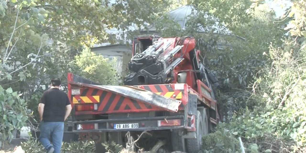 Freni boşalan vinç, cami avlusuna uçtu