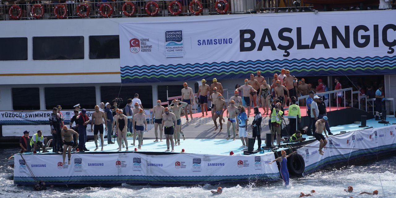 Binlerce yüzücü kıtaları kulaçlarıyla birleştirdi