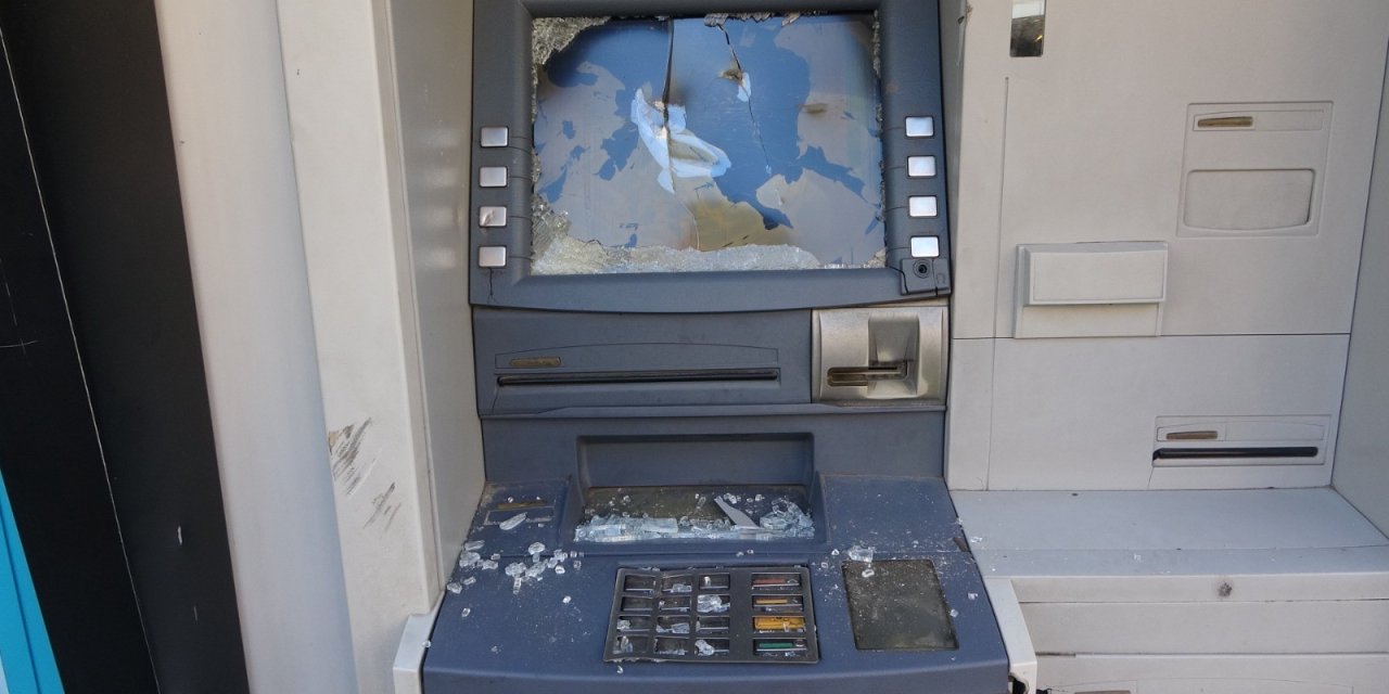 ATM'ye çekiçle böyle saldırdı