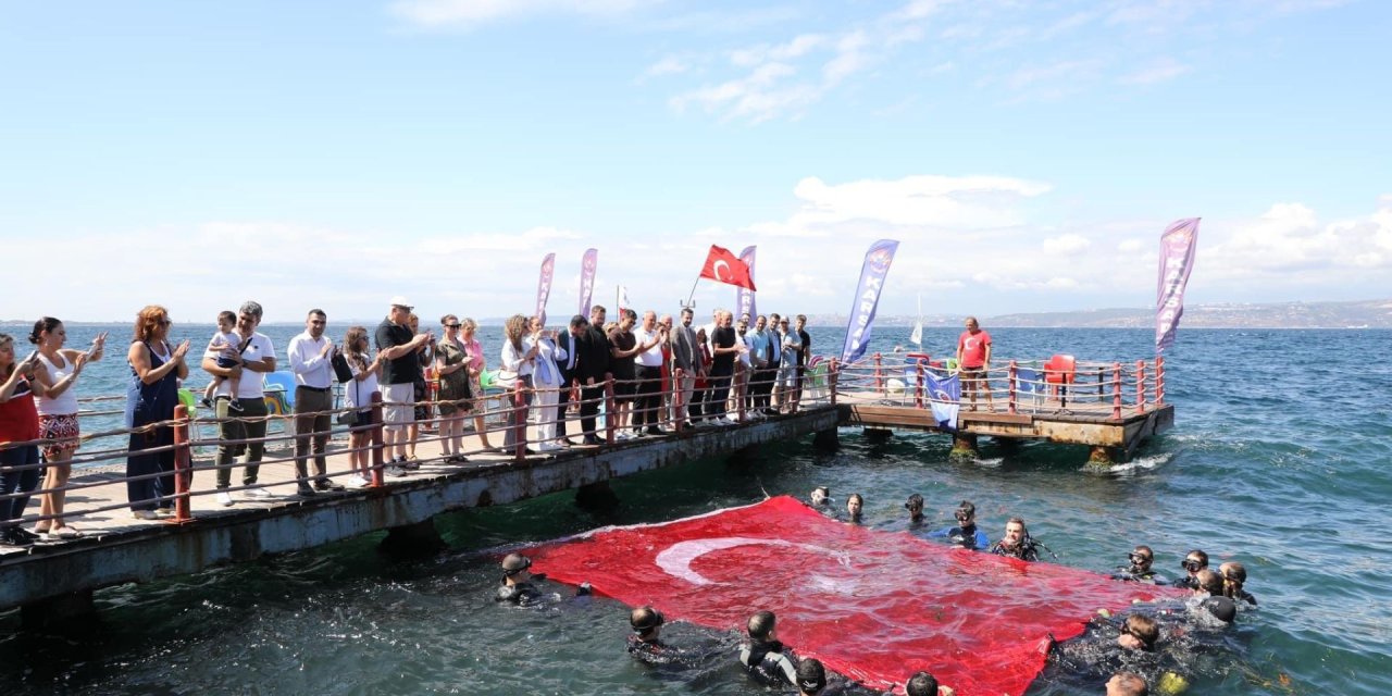 Denizde dev Türk bayrağı açtılar