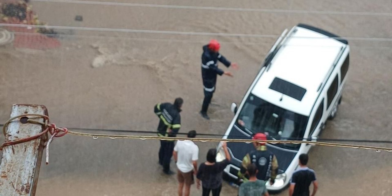 Sel suları yolu trafiğe kapattı, D-100'den ulaşım kesildi