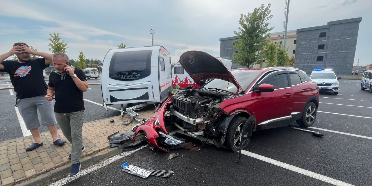 Otoparkta park halindeki karavana çarptı