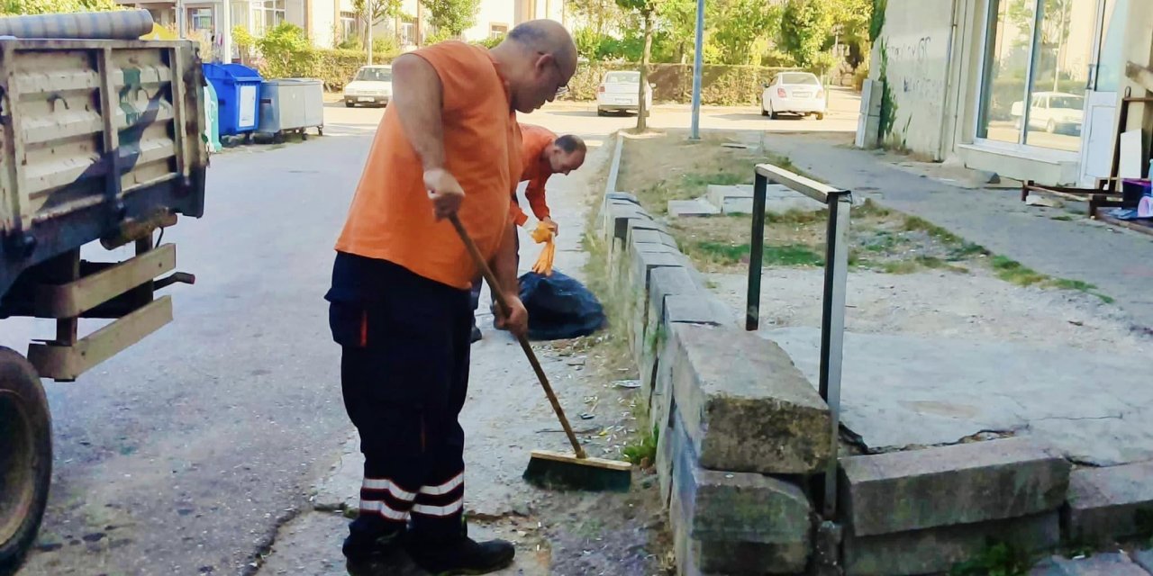 Körfez'de okul bahçeleri temizlendi