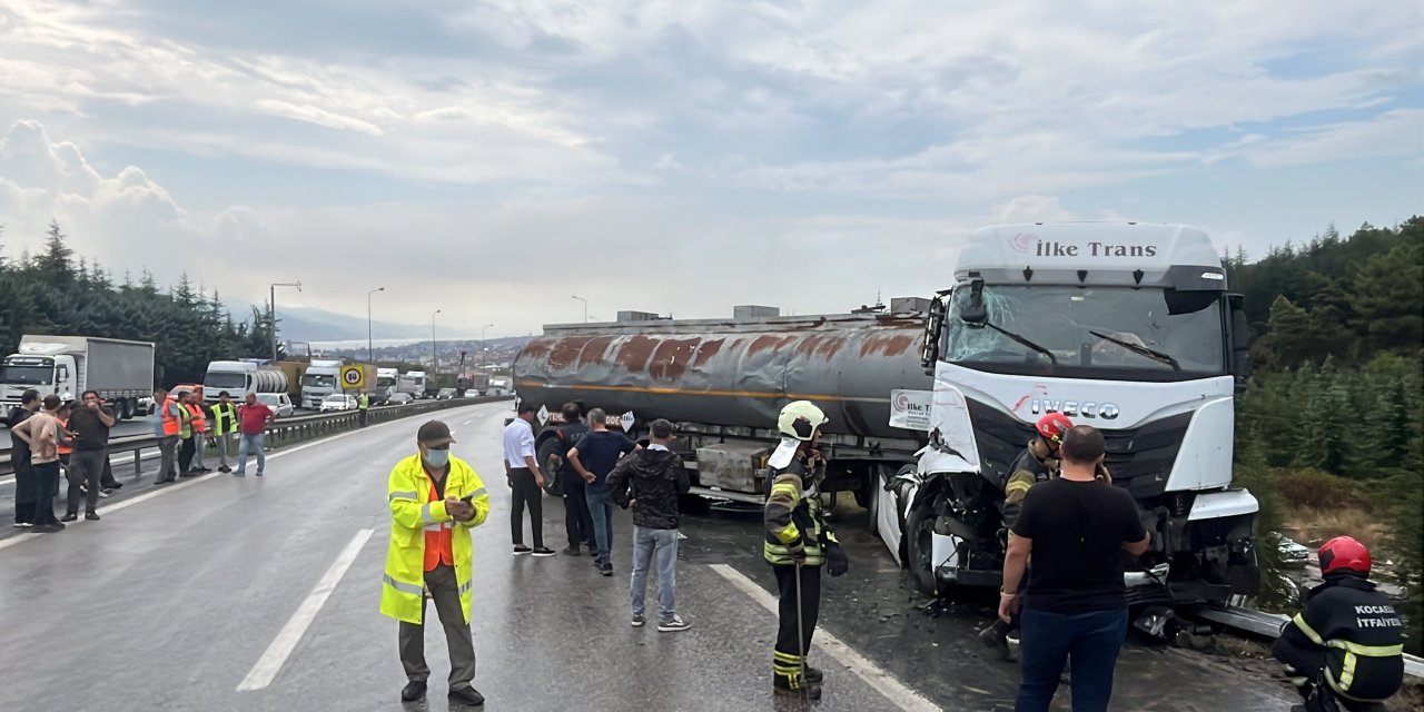 TEM'DE ZİNCİRLEME KAZA     LPG yüklü tanker ağaçlık alana uçtu