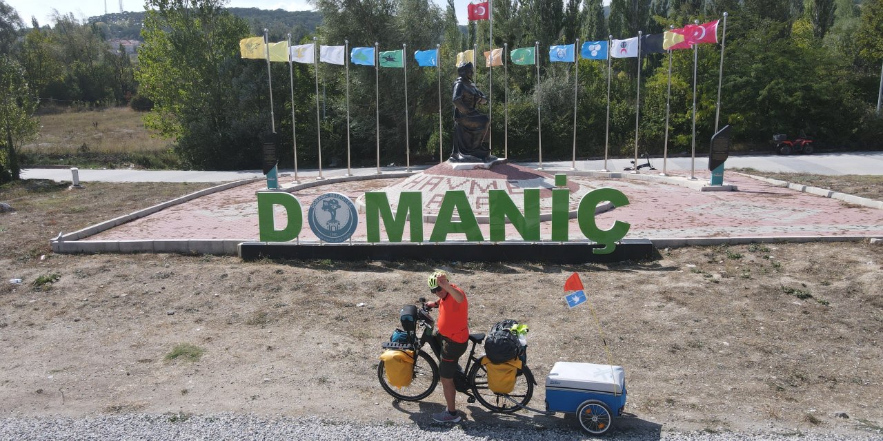 Bisikletiyle barış için pedal çeviriyor