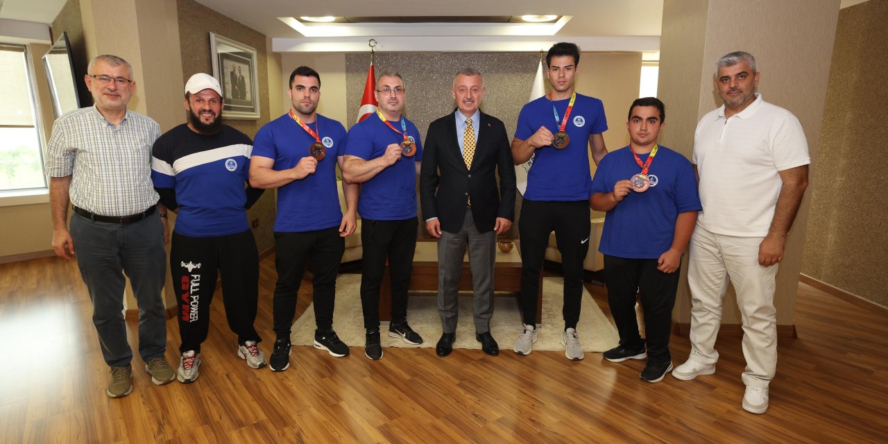 Bilek güreşinde Türkiye'nin ve Kocaeli'nin gururu oldular