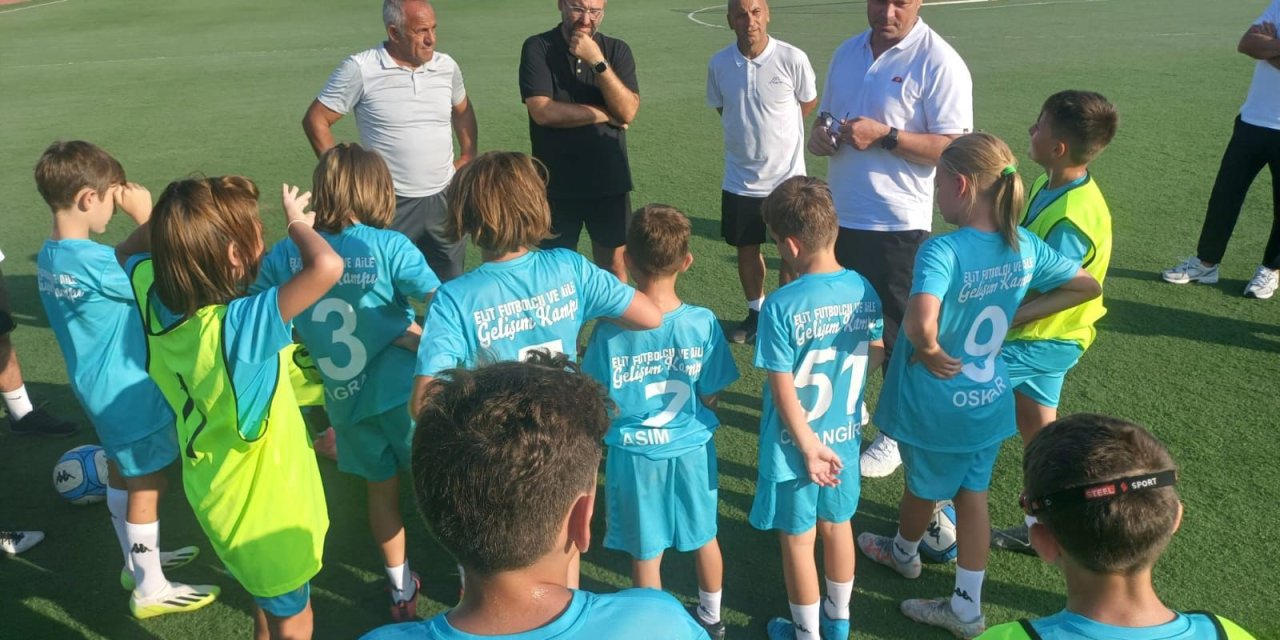 Ertuğrul Sağlam minik sporcu ve aileleri ile buluştu