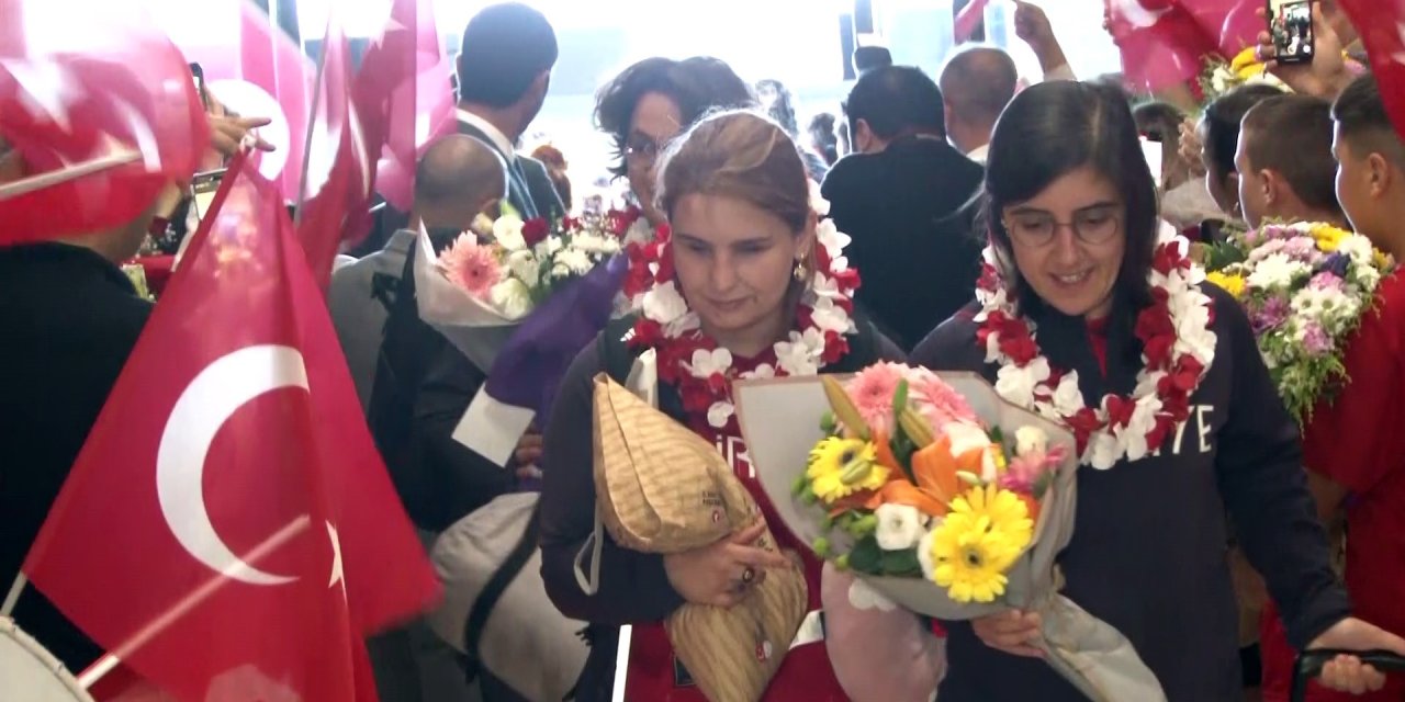 Rekor kıran milli sporcular yurda döndü