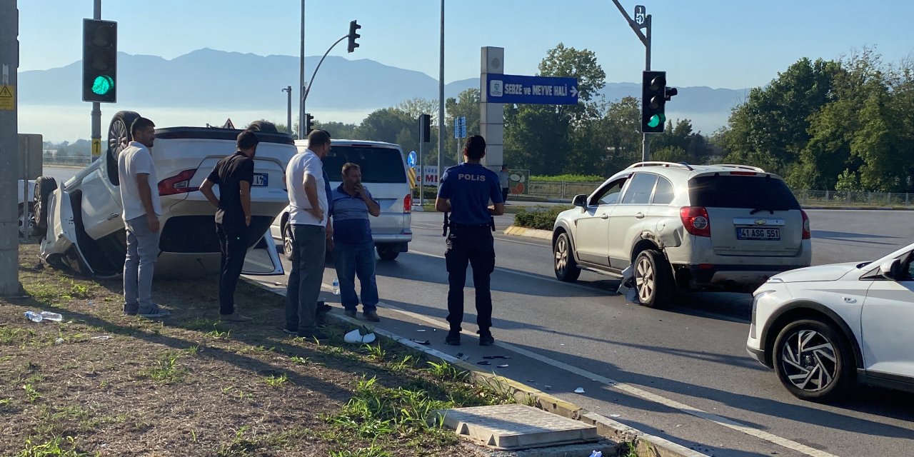 Işıklarda kaza: Otomobil takla attı